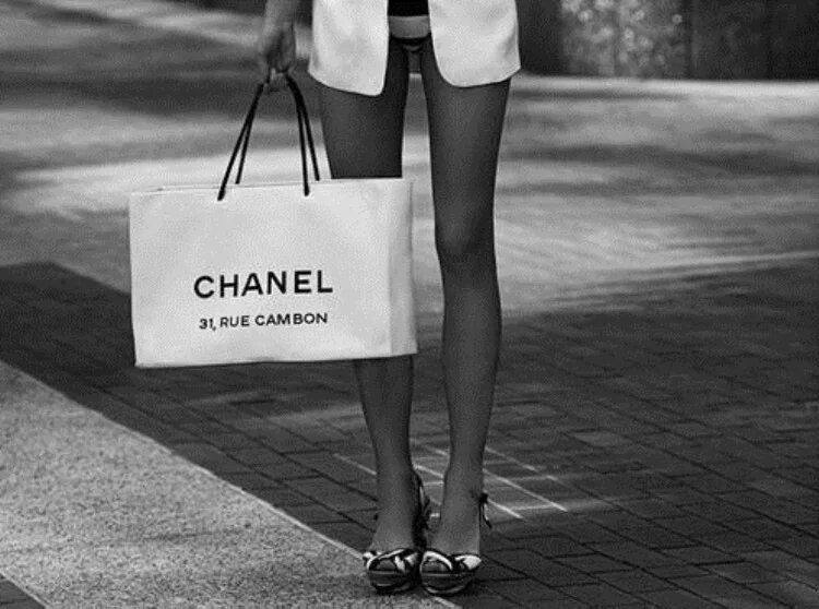 Блейк лайвли для шанель. Образ шанель. Девушка в стиле chanel. 12 сумка. Девушки chanel.