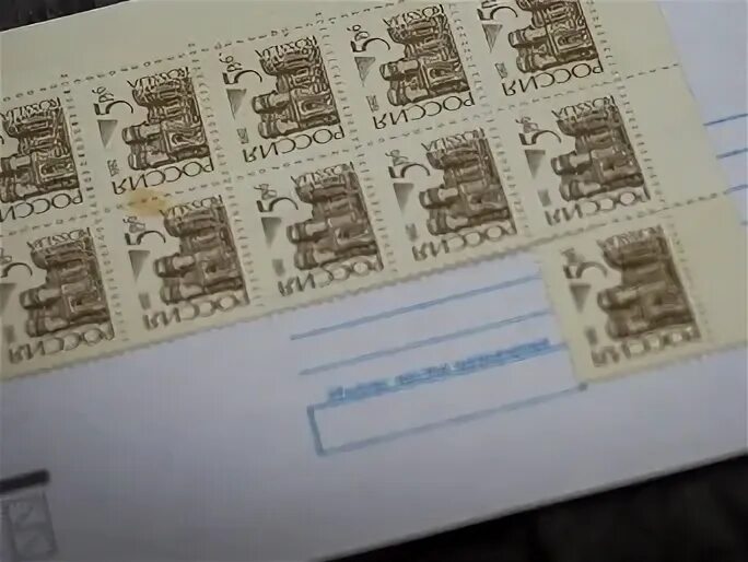Как правильно клеить марки. Наклеивание марок на конверт. Марки на конверты по России. Как клеить марки. Как клеить марки на конверт.