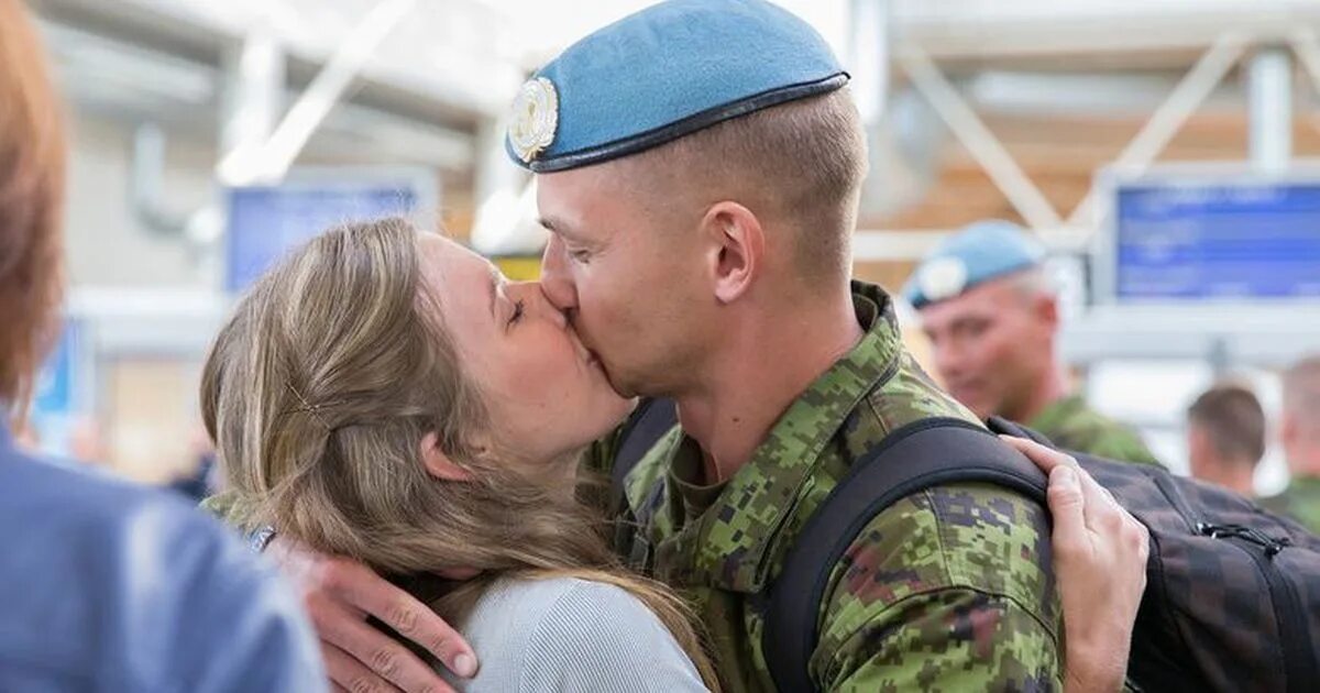 Солдат вернулся домой. Возвращение солдата домой. Эстонские военные. Возвращение российского солдата домой.