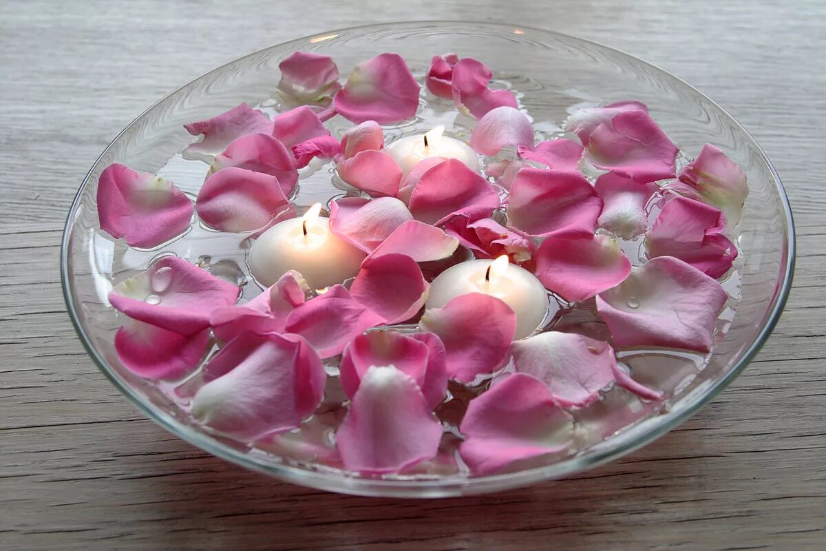Почему лепестки роз. Лепестки роз. Лепестки роз декор. Украшение лепестками роз. Плавающие свечи с цветами.