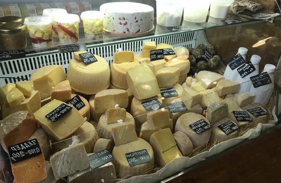 Витрина сыров. Сыроварня Moo Cheese Астрахань. Ассортимент сыра. Красивая выкладка сыров. Выкладка сыров в магазине.