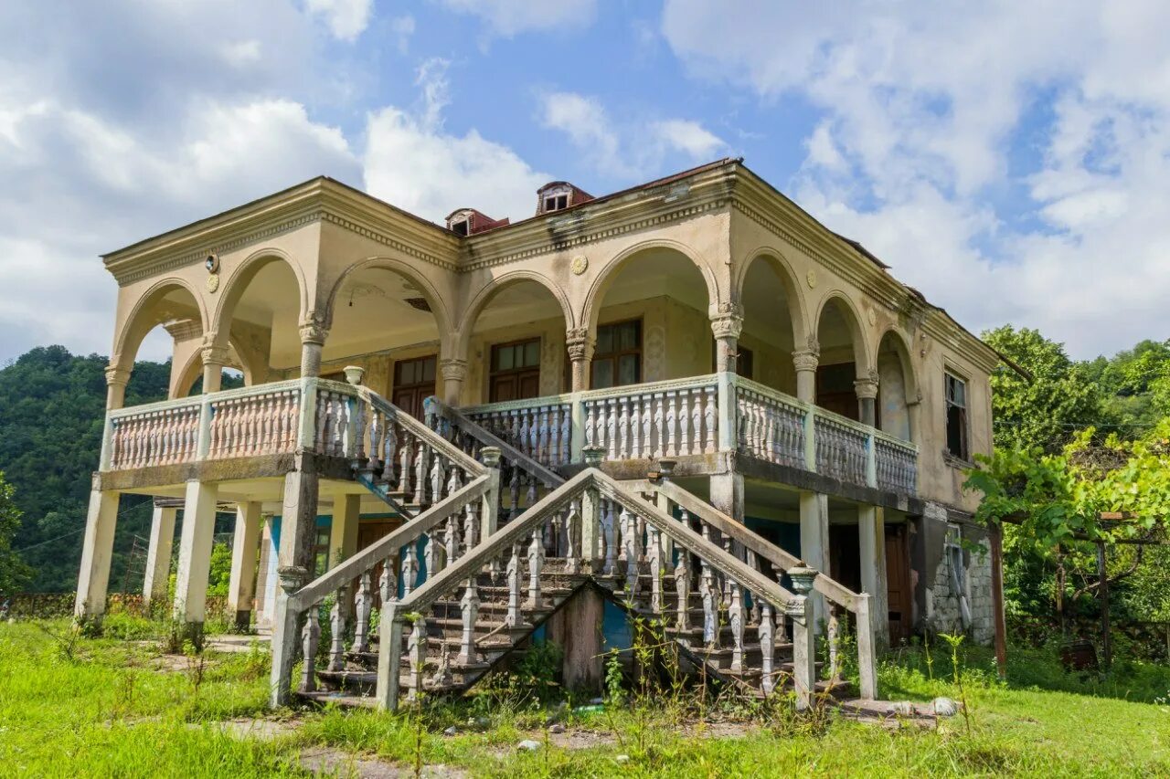 Гагра русских. Абхазия, Гудаута, особняк гулария. Особняк гулария заброшенный Сухум Абхазия. Сухум особняк Чачба.