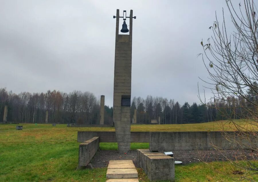 Звон хатыни. Мемориал колокол Хатынь. Хатынь Беларусь. Колокола Хатыни. Хатынь печные трубы.