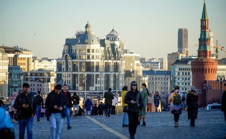 Ожидает завершения. Москва люди. Виды Москвы. Москва сейчас. Русские в Москве.