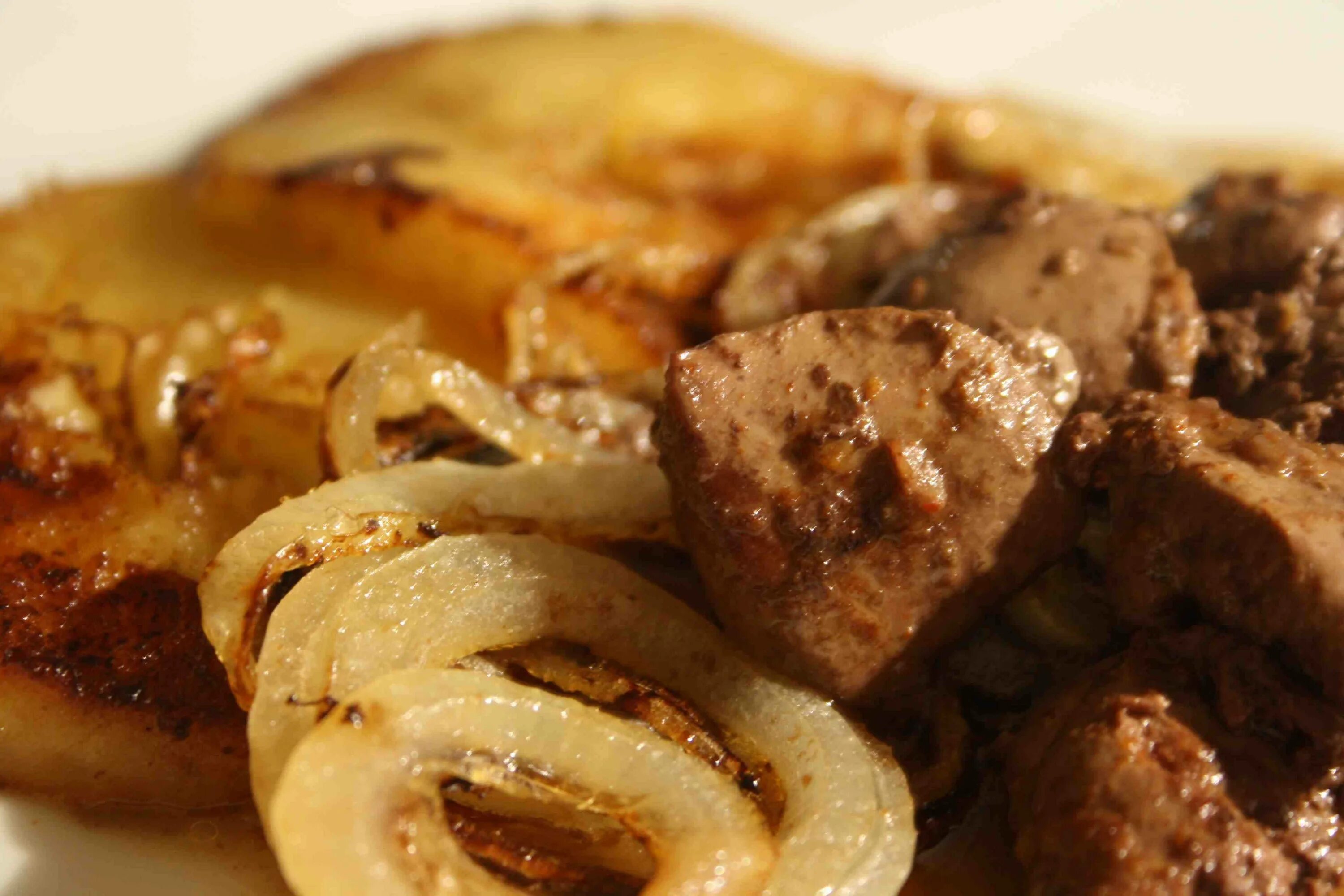Жареная печень с яблоком. Печень куриная с рисом и яблоком. Печень жареная с яблоками. Печень жареная с яблоками. Печень с яблоками.