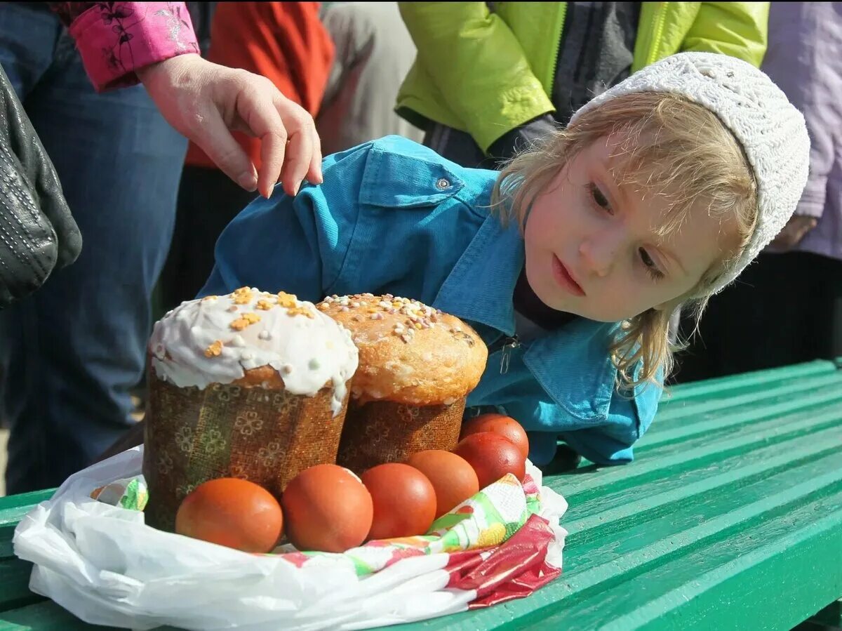 Пасхальные каникулы в европе. Празднование Пасхи. Куличи на Пасху. Кулич и яйца на Пасху. Кулич для детей.