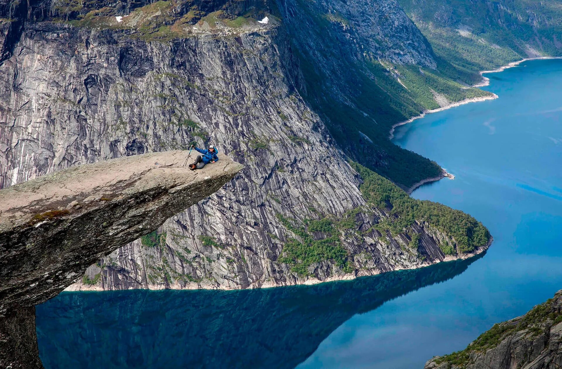 Норвегия высота над уровнем моря. Троллтунга Норвегия. Фьорды с вертолета. Норвегия смешные картинки. Смешной норвежец.