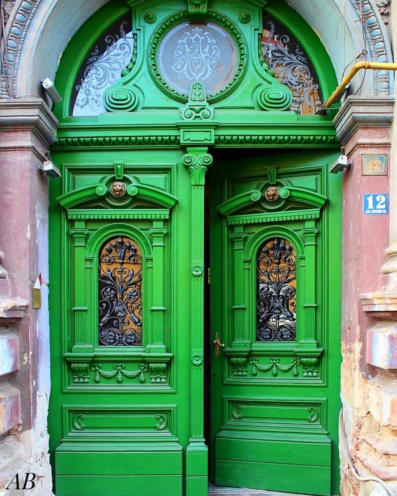 Зеленая дверца. Зеленая дверь. Зеленая дверца. Зеленая дверца. Салатовая дверь.