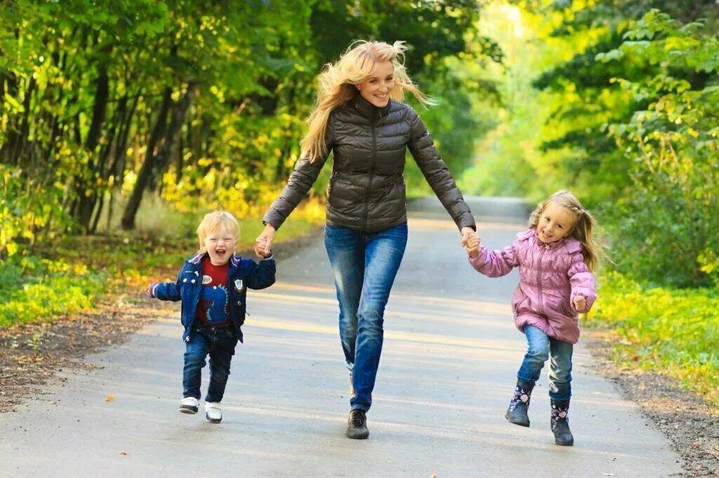 Без ведома мамы. Мама с ребенком на прогулке. Женщина с ребенком. Дети гуляют. Родители с детьми на прогулке.