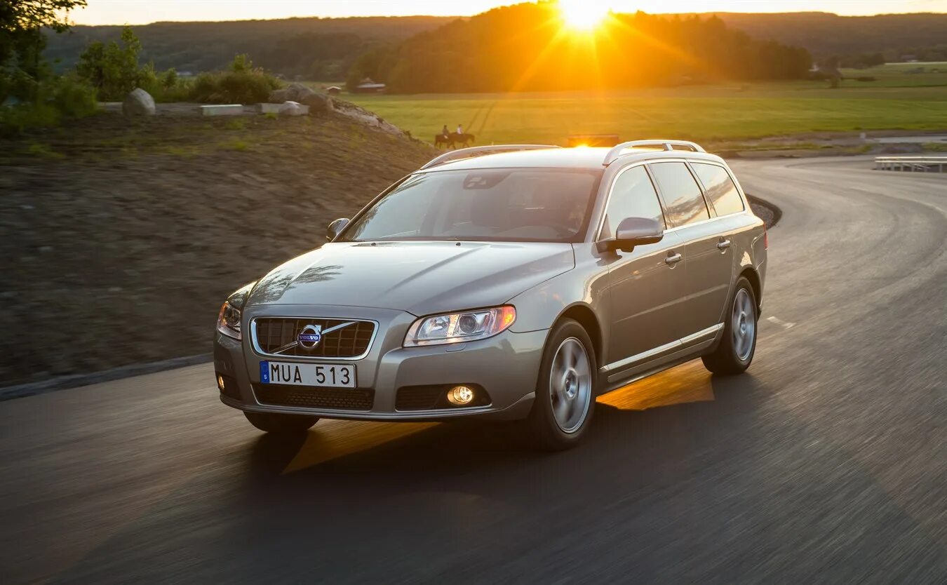 Купить бу вольво и области. Volvo v70 2013. Volvo v70 2007. Вольво с70 2009. Volvo v70 III.