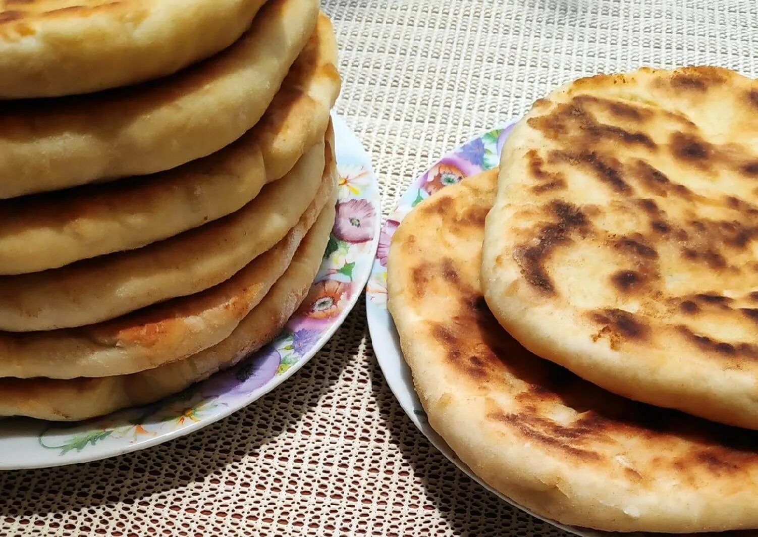 Лепешка на кефире с сыром и зеленью. Лепешка с сыром и зеленью. осетинские лепешки с сыром. сырные лепёшки на кефире. лепёшки на кефире с сыром и зеленью.