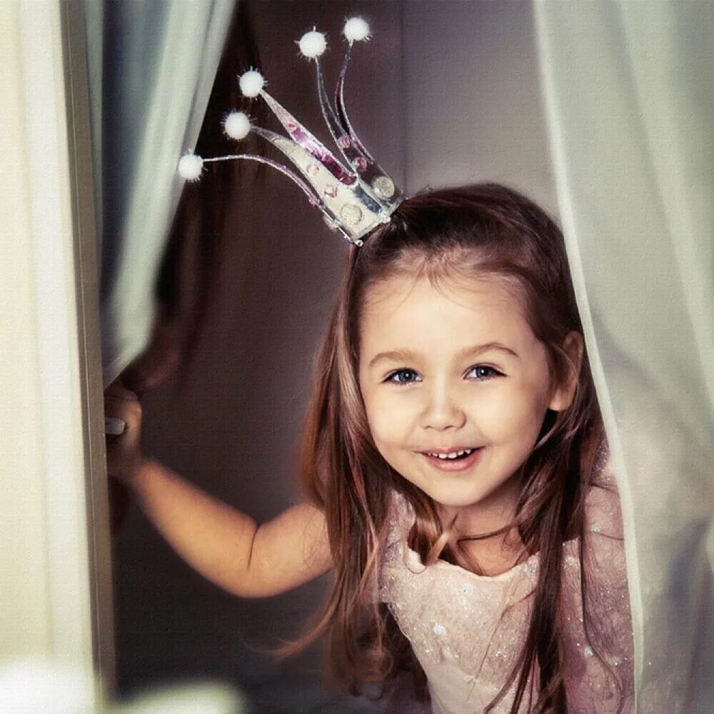Девочки всегда девочки. Маленькая девочка с короной. Принцесса для детей. Маленькая капризная принцесса. Девочка принцесса смешная.