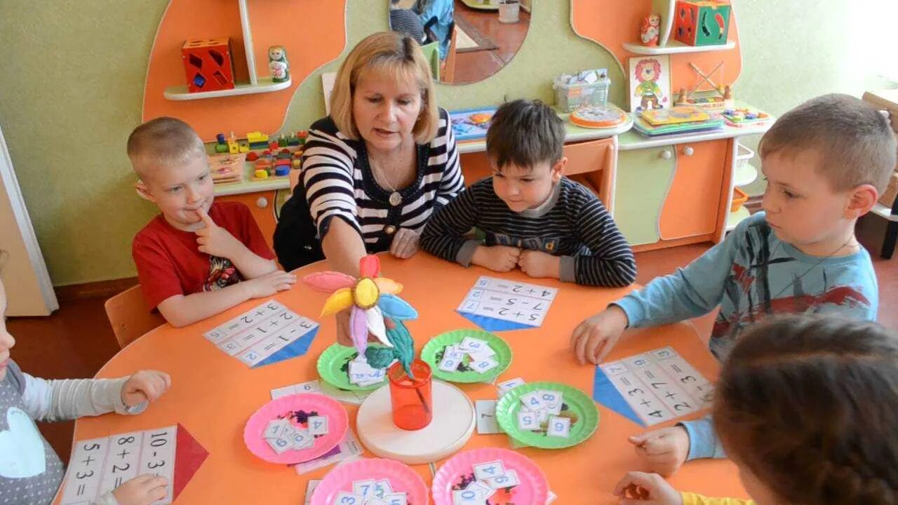 Занятие в ДОУ. Интересные занятия в детском саду. Дети на занятии в детском саду. Занятие в садике в старшей группе. Занятие в старшей группе по времени