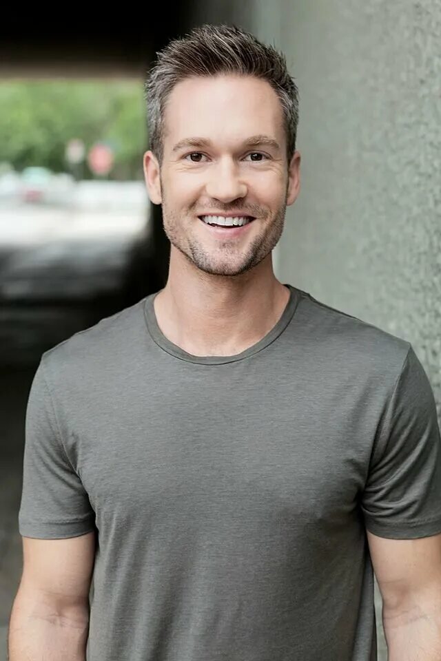 Пирс на острове уайт в англии. Пирс автор. Дэвид пирс актер ирландский. Пирс бизони. Пирс автор.