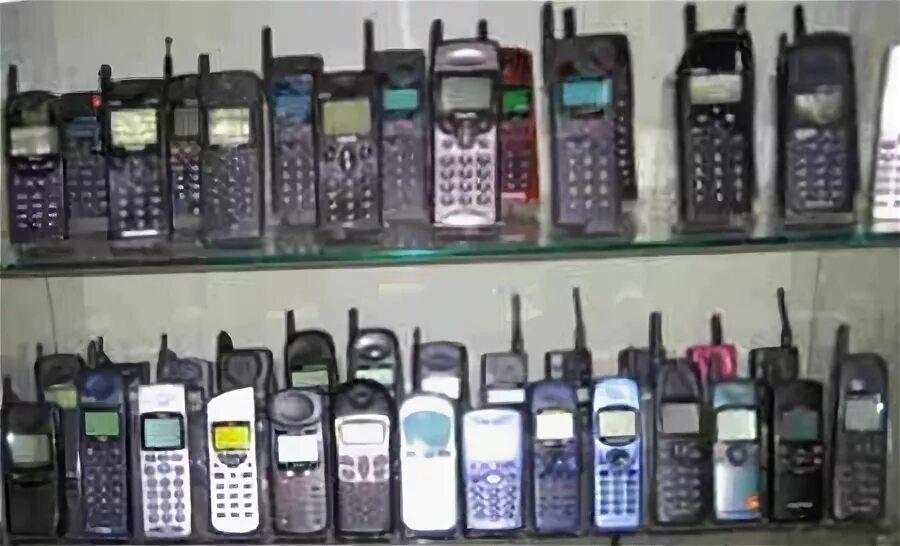 История создания сотового телефона. Моторола первый сотовый. Старый сотовый моторола. Фотовыставка с телефона. Первый мобильный магазин.