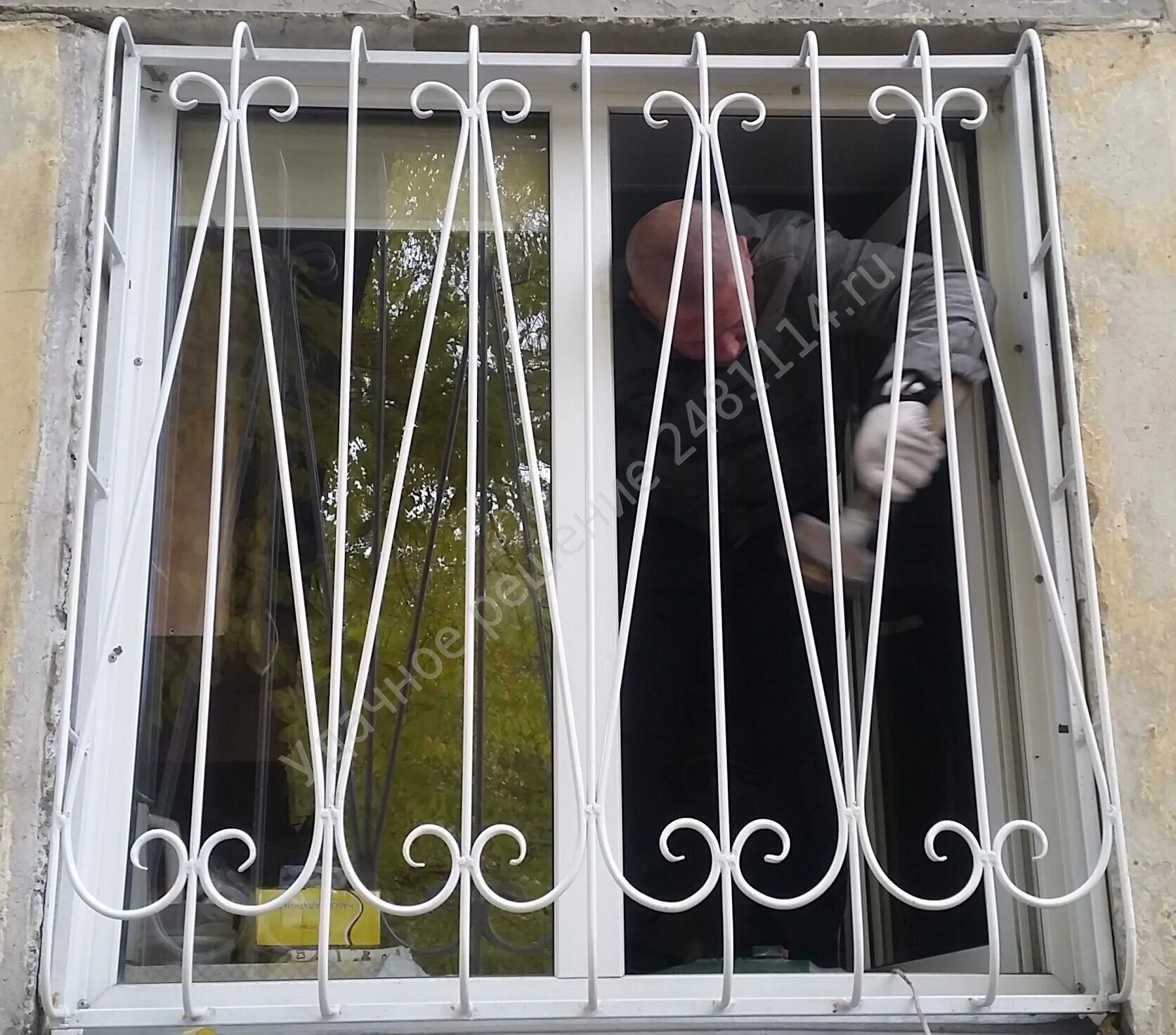 Покраска решеток. Решетки на окна с выносом. покрасить решетки на окнах. покраска оконных решеток. оконная решетка на выносе.