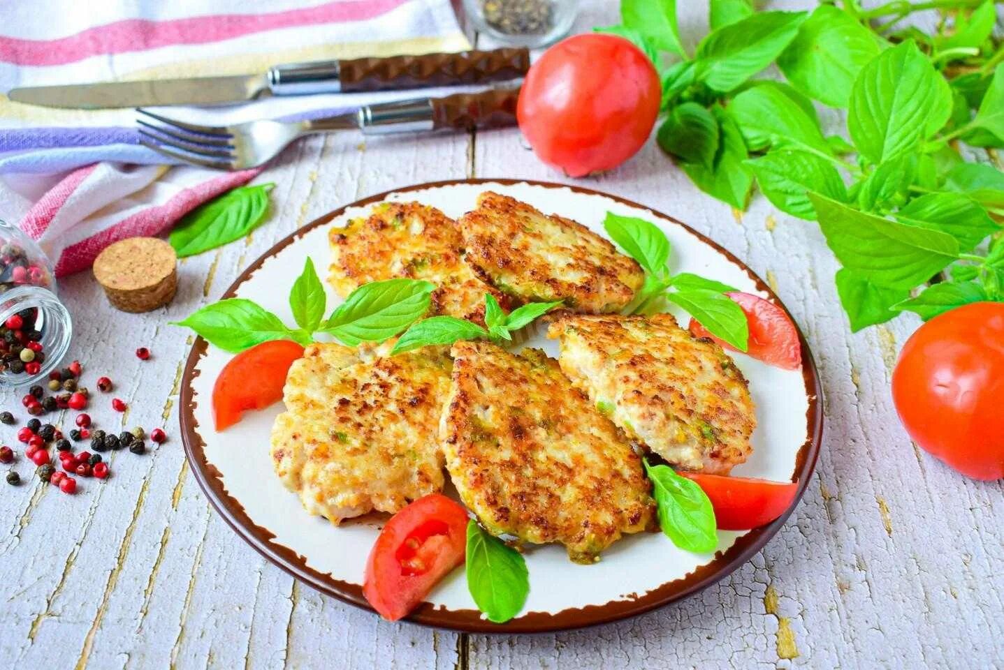 Куриные оладьи из филе курицы. Куриные оладьи из куриной грудки. оладьи куриные рубленные. оладьи из куриной грудки рубленные. куриные оладушки из филе.
