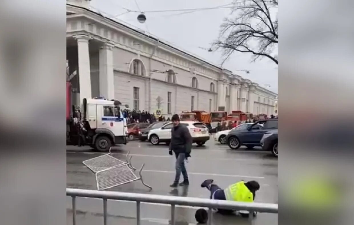 Нападение на сотрудников сегодня. Нападение на сотрудника полиции в Санкт-Петербурге. Нападение на сотрудника полиции. Ударил полицейского на митинге.