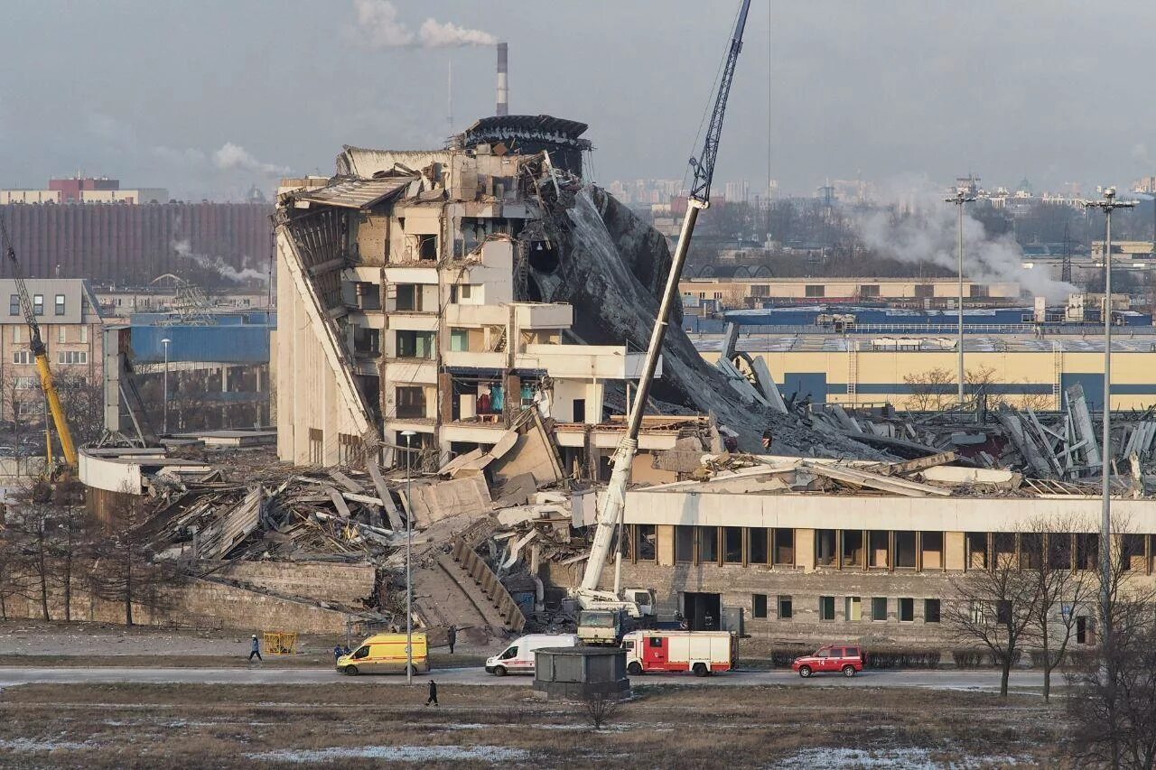 Комплексы разрушают. Обрушения СКК В Петербурге. Обрушение при демонтаже комплекса Петербургский. Обрушение крыши СКК Петербургский. СКК Питер рухнула крыша.