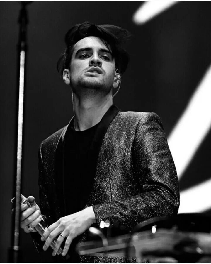 Panic at the disco brendan. Брендон ури. Брендон ури обои. Брендон ури. Группа panic! at the disco.