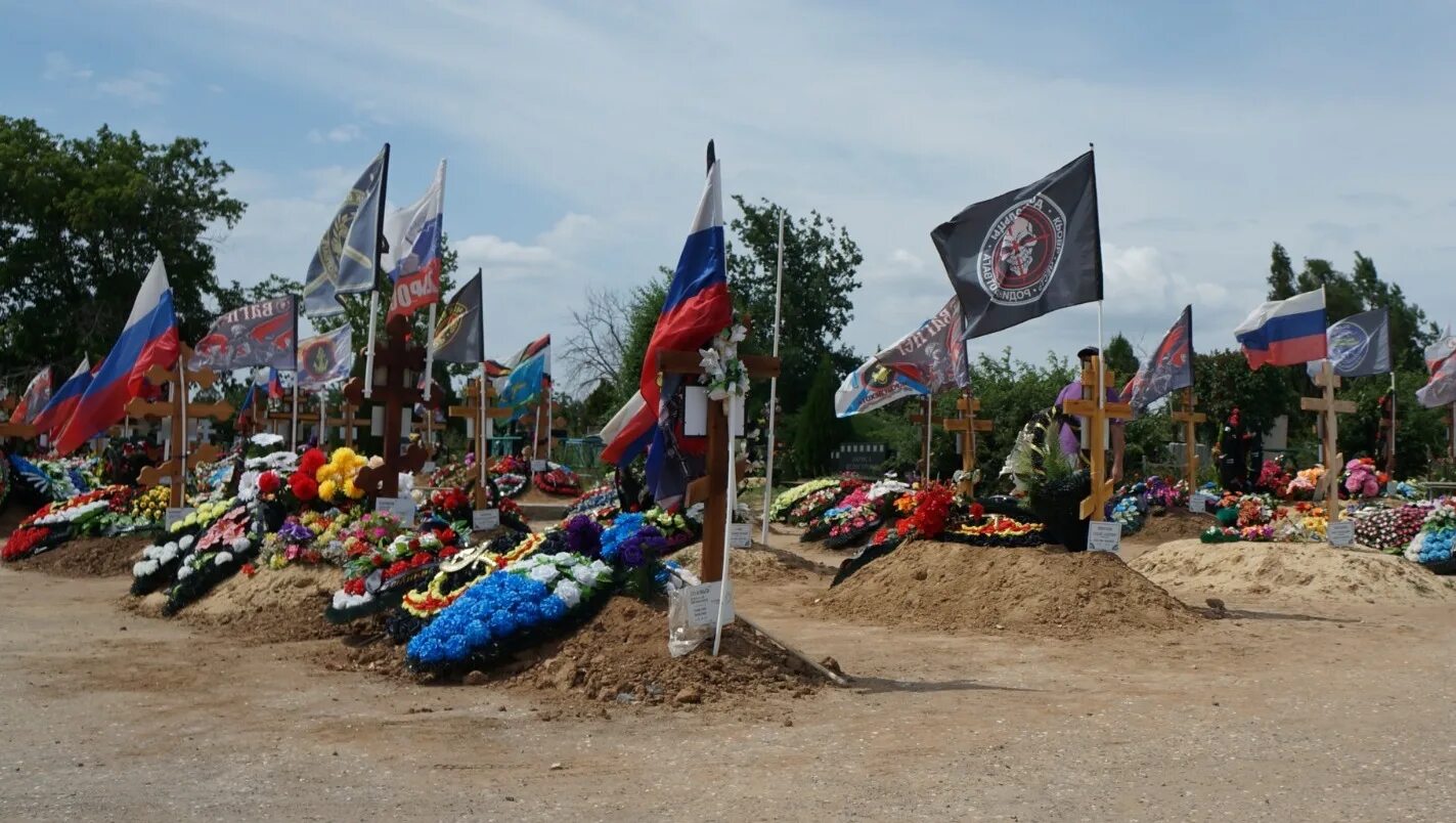 Похороненные в волгограде. Ворошиловское кладбище Волгоград. Кладбища украинских военных. Военное кладбище. Кладбище Ворошиловского района Волгограда новое.