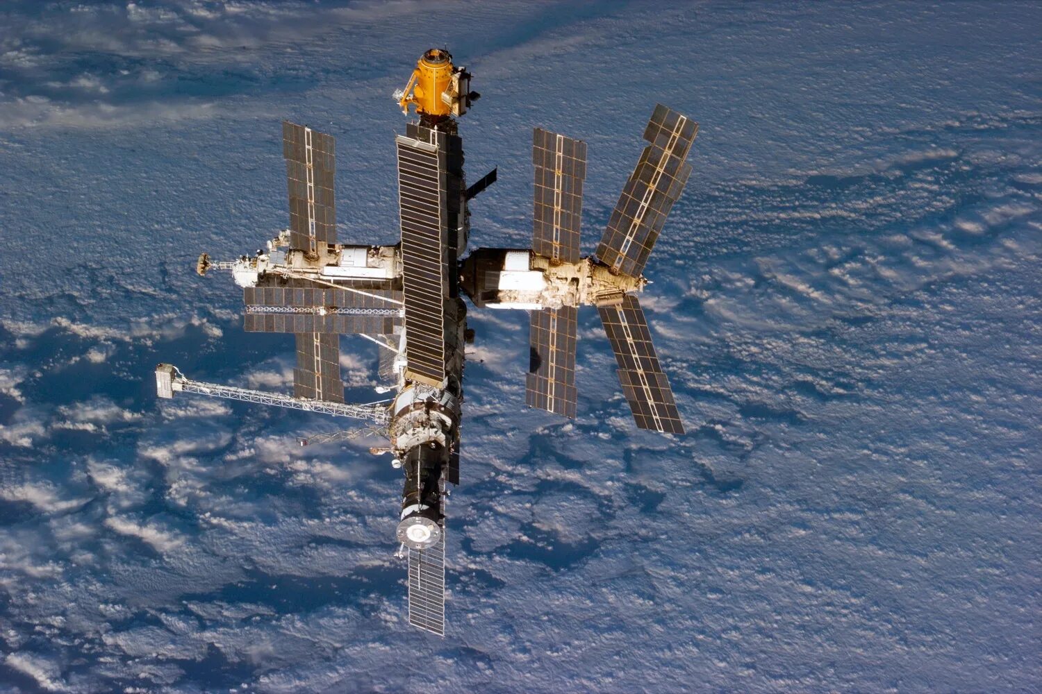 Сколько орбитальных станций в космосе. Станция мир 1986. Российская орбитальная станция “мир”. Орбитальная Космическая станция мир 1986. 1986 Запущена Советская орбитальная станция «мир».