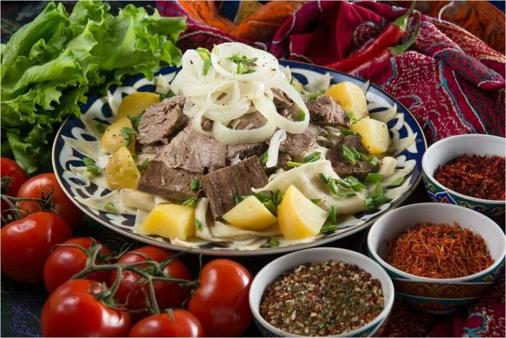 Вкусная национальная кухня в казани. Татарская Национальная кухня бешбармак. Казахское национальное блюдо бешбармак. Чайхана бешбармак. Казахская Национальная еда бешбармак.