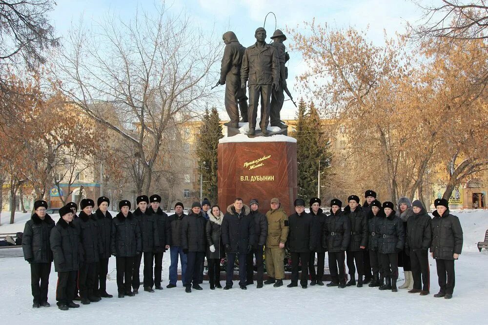 Памятник в.п. Дубынину Каменск-Уральский. Памятник генералу Дубынину.