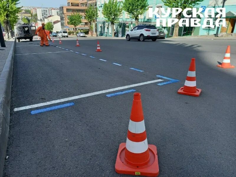 Что означает синяя прерывистая разметка на парковках. Разметка платной парковки. нанесение разметки на парковке. синяя разметка. синяя разметка на парковке.
