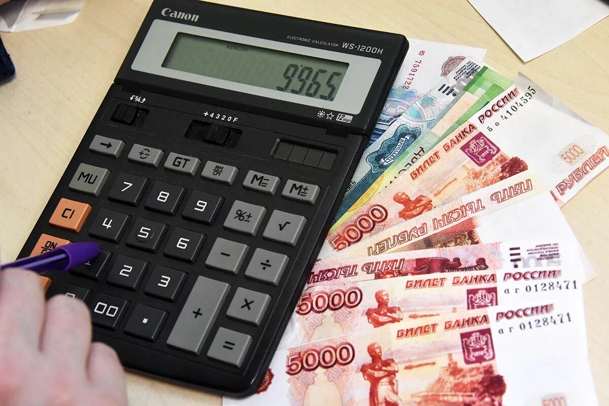 Налог с 1 миллиона рублей. Калькулятор и деньги. Подсчет денег. Пересчет денег. Калькулятор и рубли.