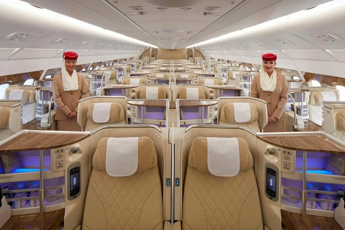 Сколько брать с собой в дубай. Airbus a380 Emirates салон. Эмирейтс Airbus a 380-800 Business. Аэробус а380 арабские эмираты. Emirates Airline a380 бизнес клас.