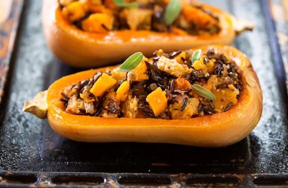 Сколько по времени запекается тыква в духовке кусочками. Запекать тыкву время. Тыква с мёдом в духовке. Тыква запечённая в духовке кусочками. Тыква фаршированная мясом.