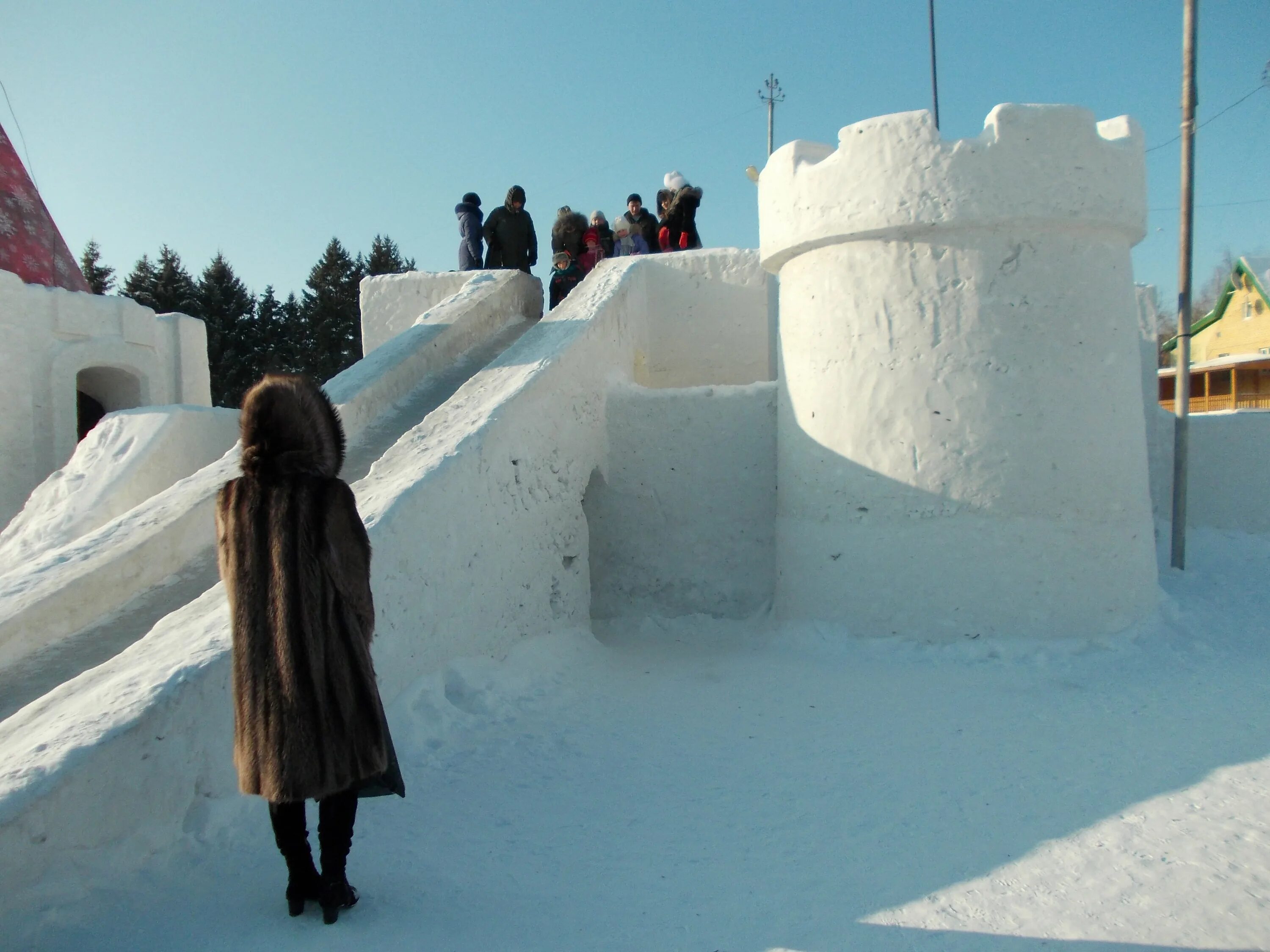 горки из снега. снежная горка своими руками. снежная горка своими руками. зимняя горка из снега. сугроб горка.