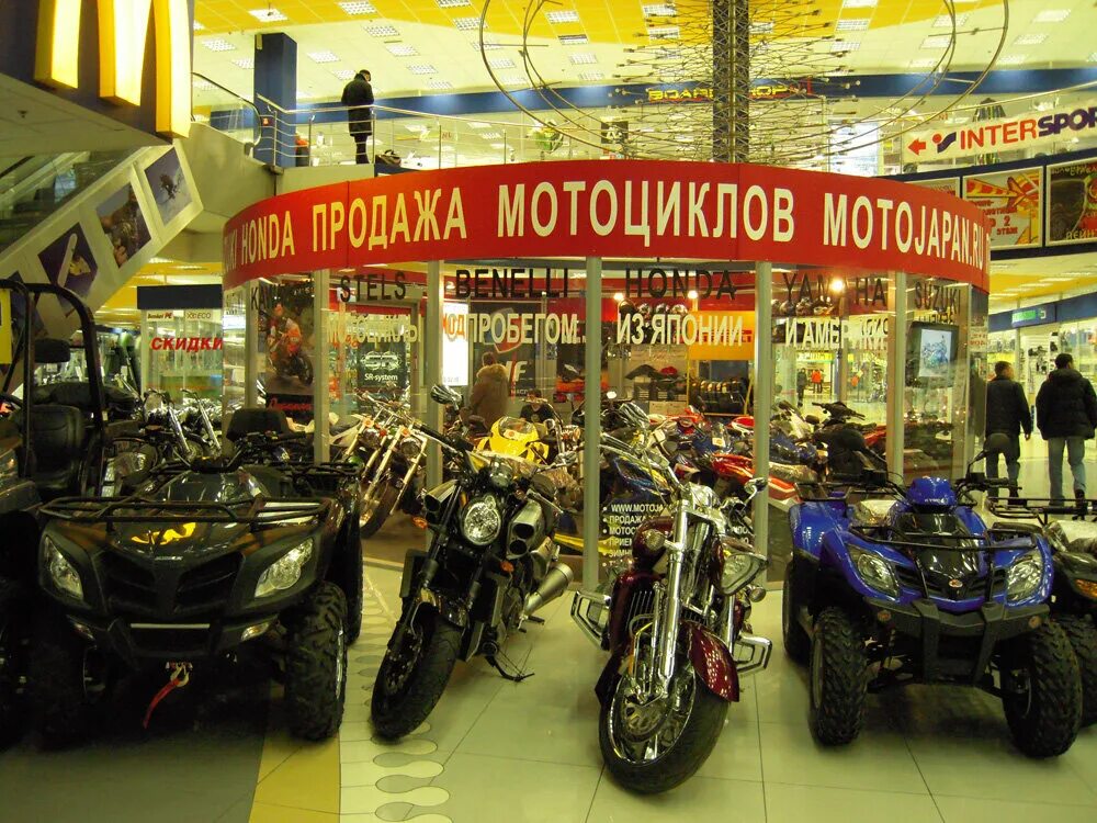 Мотосалоны. Магазин мопеды. Мотосалон на авиамоторной мегамото. Мотосалоны в спб. Мото шоу рум.