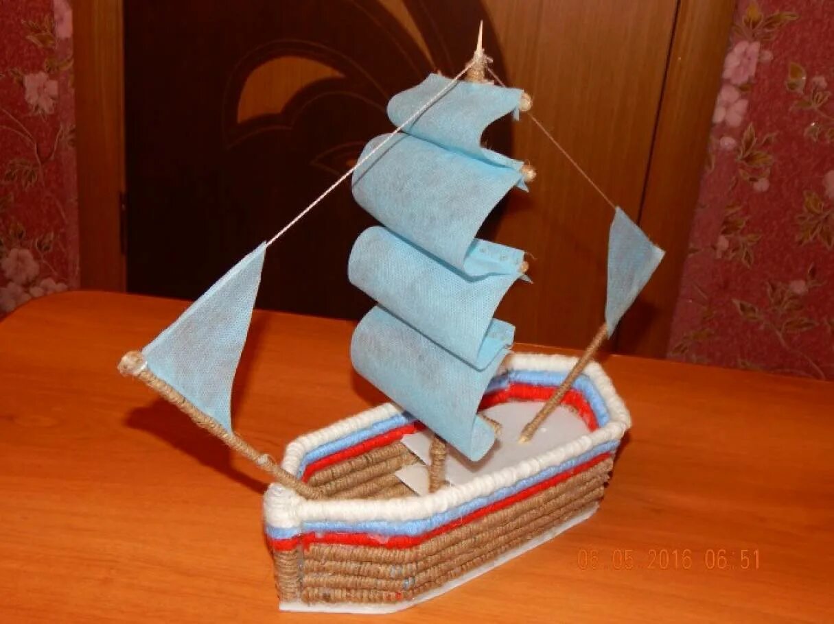 Корабль в детском саду своими руками. Поделка корабль. Поделка кораблик. Военный корабль поделка в детский сад. Корабль из бросового материала.
