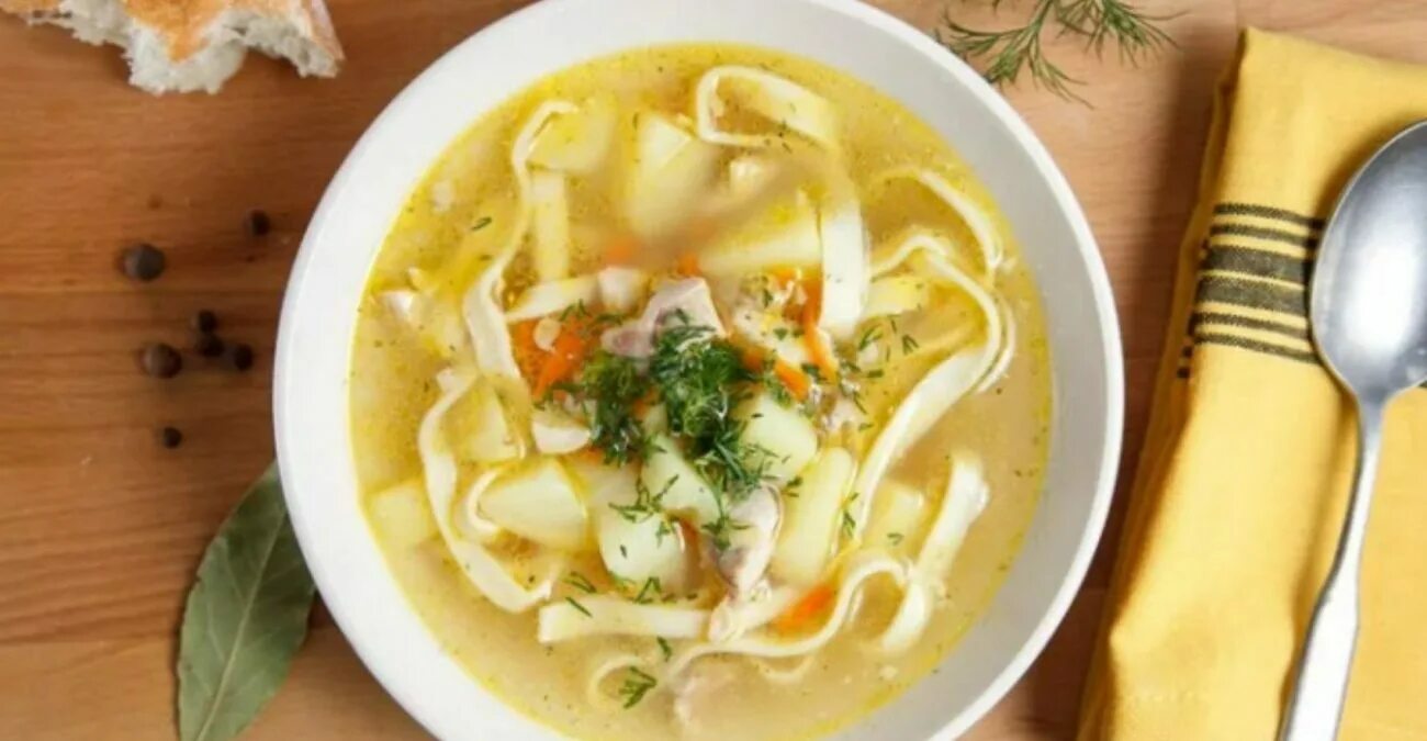 Куриный суп с домашней лапшой. Суп с крахмальной лапшой. Куриный суп с лапшой картинки. Куриный суп с лапшой и йогуртом.