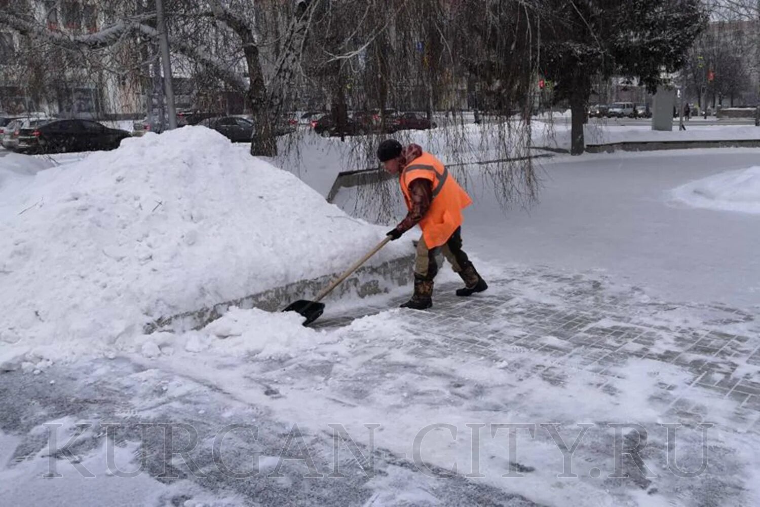 Снег подметают. Погрузчик убирает снег. Машинка подметать снег. Дорожники в городе Душанбе убирают снег. Убрать сугроб