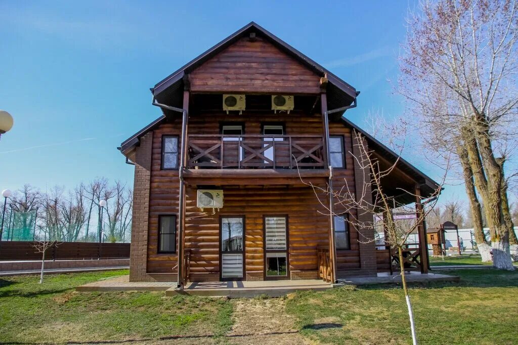 Семейный дворик турбаза средняя ахтуба бассейн. Коттеджный комплекс саракс. База отдыха семейный дворик среднеахтубинский район. Дивный красноярск база. Семья в горах.