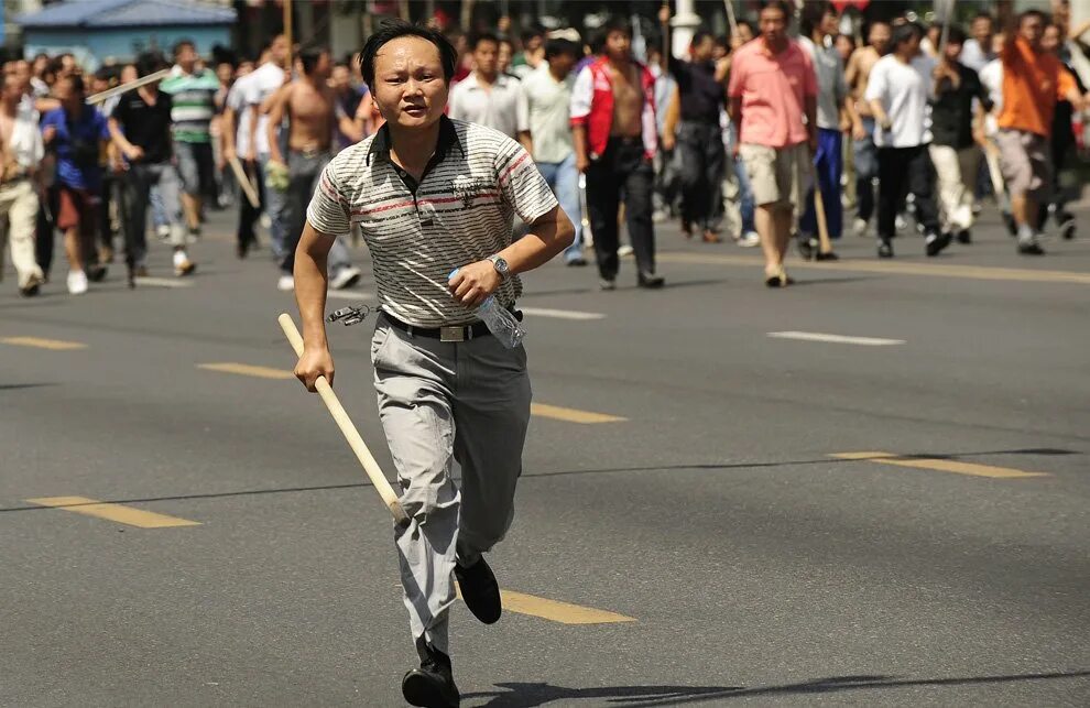 Как будет китайский человек. Китаец бежит. Китайцы на улице. Человек убегает от толпы. Китайские люди.