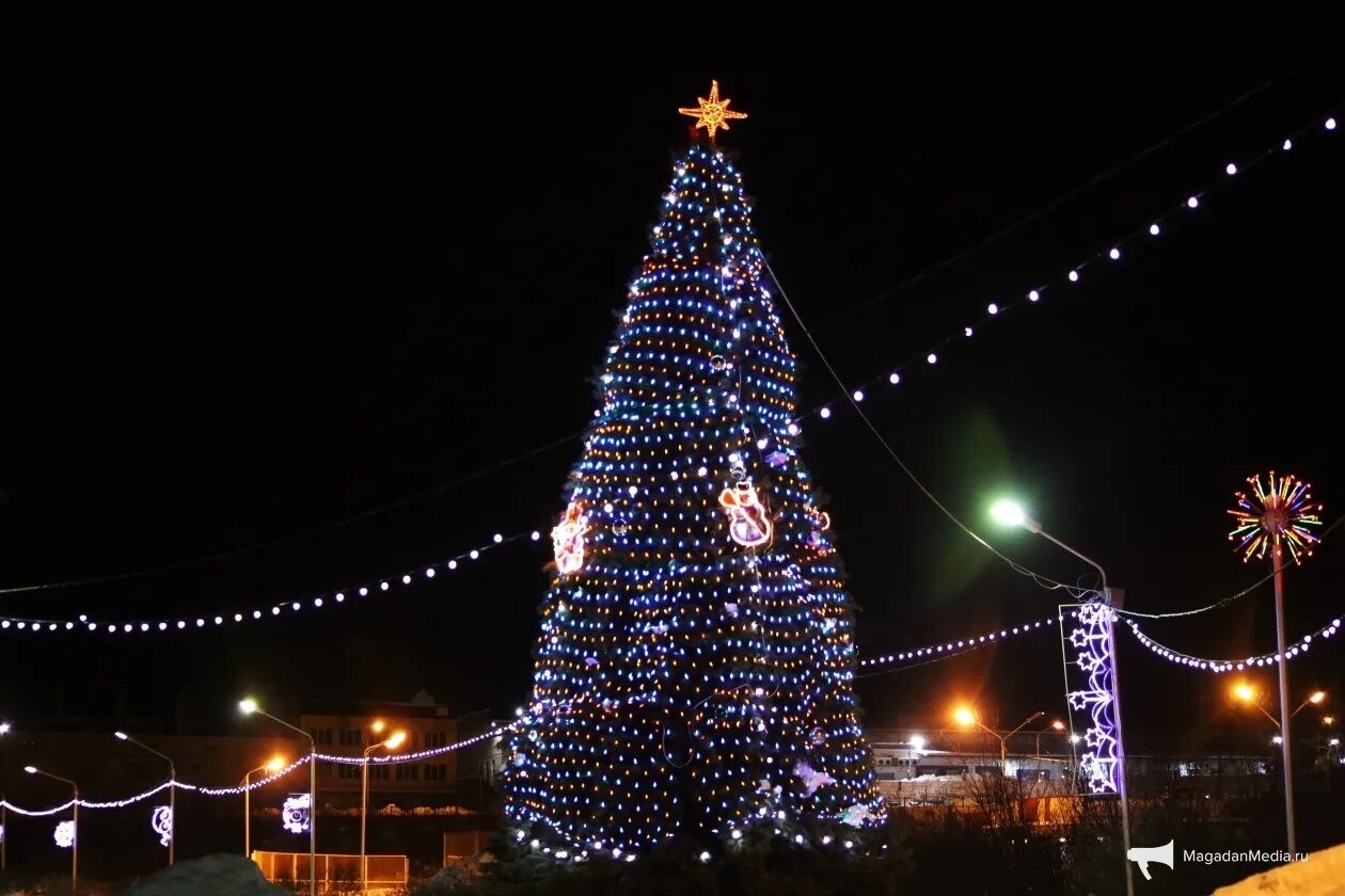 Во сколько в магадане новый год. Новогодний магадан. елка в магадане. новогодняя елка на улице в магадане. магадан новый год.