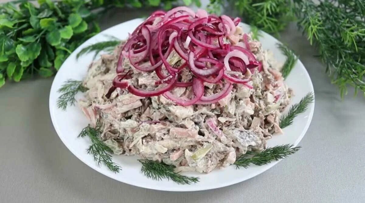Салат мясной. Мужской салат с мясом. Салат мясное изобилие. Салат мясной с красным луком