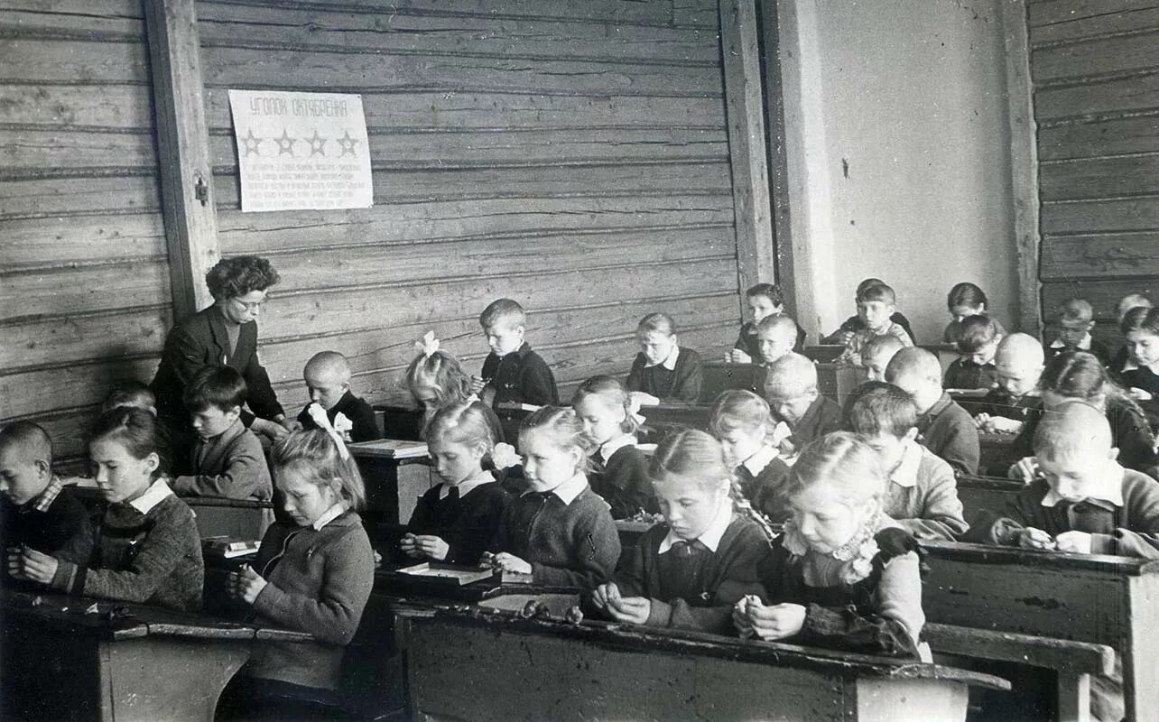 Школа во время великой отечественной. Московская школа 1941. Школа в годы войны 1941-1945. Школа 1941 года. Школьный класс 1941 году.