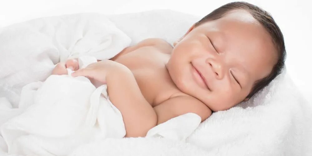 К чему снится смех. Малыш улыбается во сне. Малыш улыбается во сне и ангелы. Гримасы новорожденных во сне. Малыш улыбается во сне креатив.