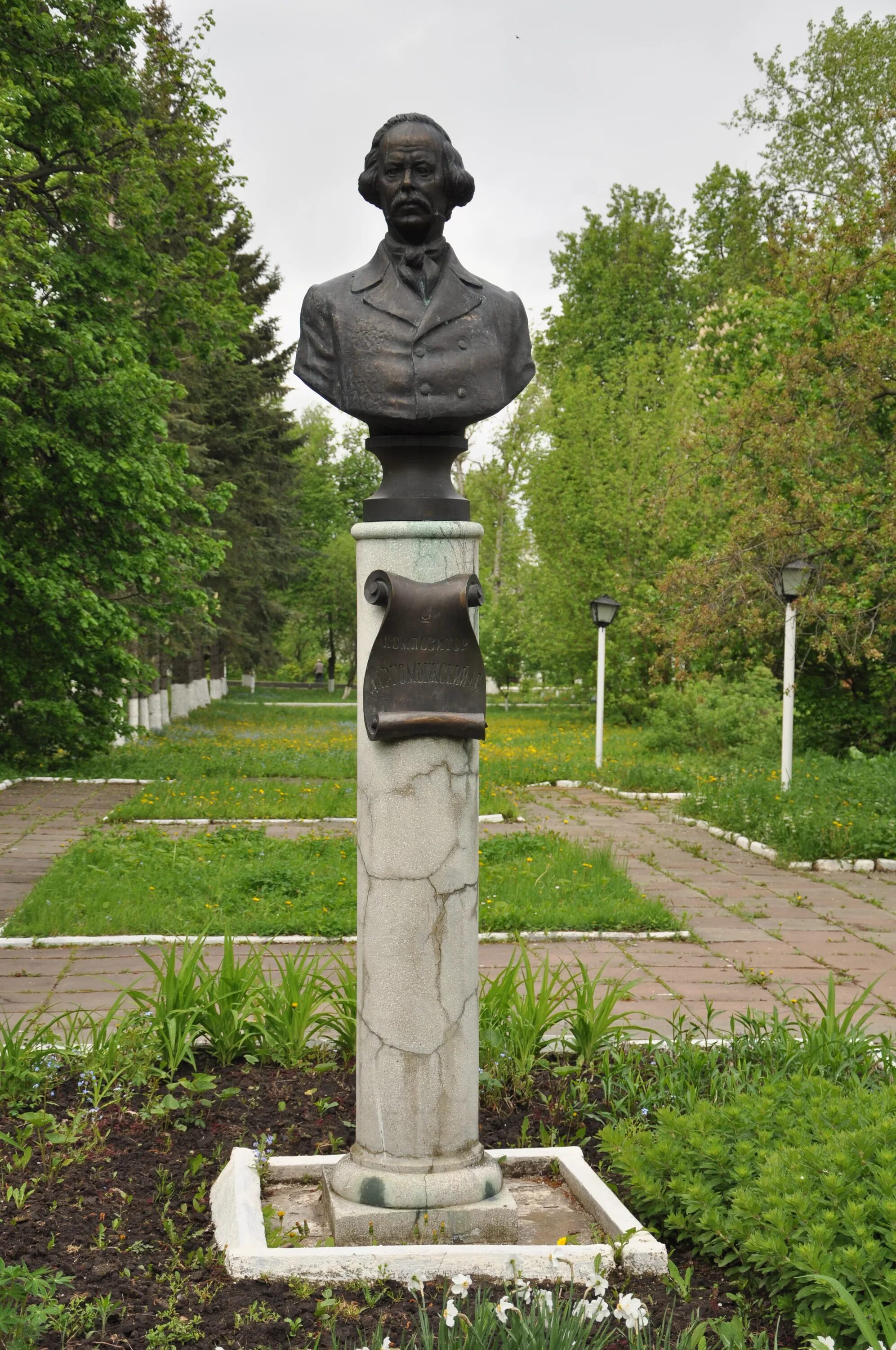 В каком селе установлен памятник арсеньеву. Бюст а с даргомыжского в арсеньево. памятник даргомыжского вязьма. памятник александру даргомыжскому в арсеньеве. арсеньево тульская область даргомыжский.