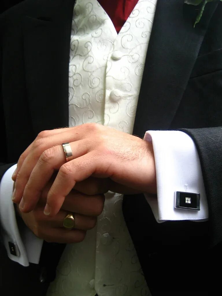 Муж обручальное кольцо. Обручальные кольца для мужчин. Мужские кольца на руке. Обручальное кольцо на руке мужчины. Кольцо в руке мужчины.