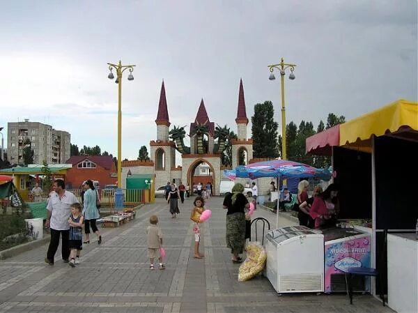 Редукторный парк в махачкале. Парк дракон в махачкале аттракционы. Парк дракон в махачкале аттракционы. Три дракона в махачкале. Арго махачкала аттракцион три дракона.