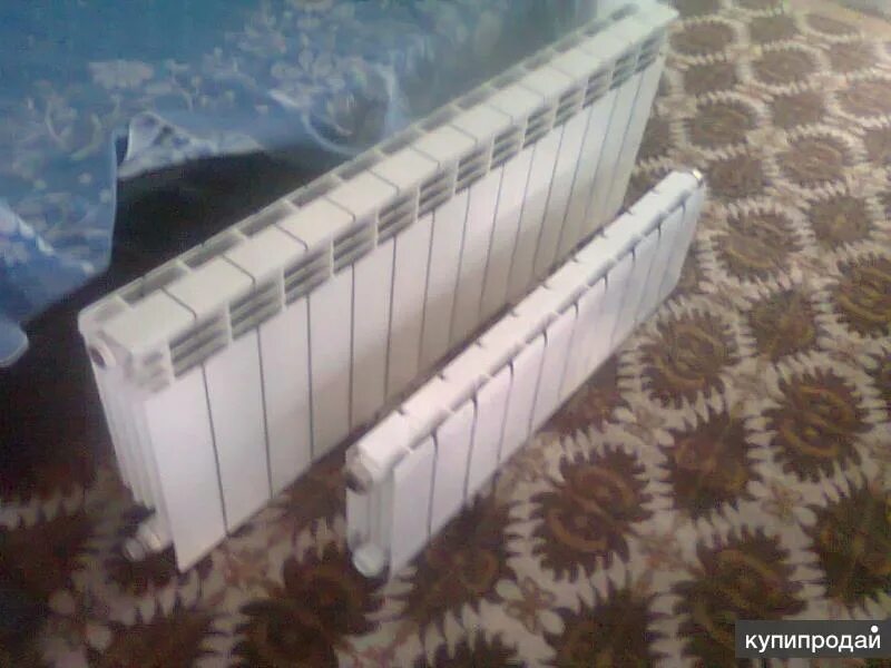 Радиатор алюминиевый 35х35х10мм. Алюминиевые радиаторы отопления б/у. Алюминиевый радиатор с экраном 12 см. Продается батарея отопления б/у.