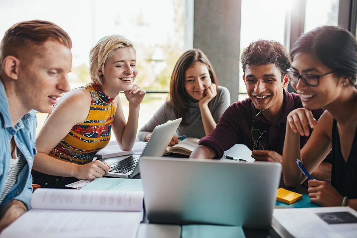 How students life. Современный студент. Общение студентов. Бизнес молодежь. Группа людей.