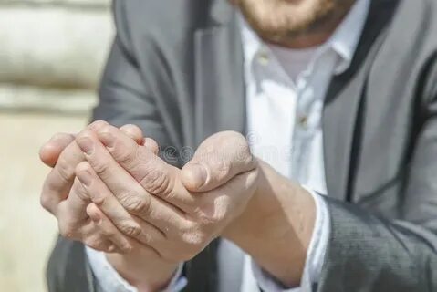 Человек требует деньги