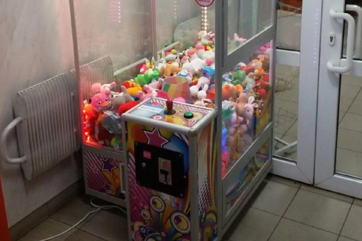 Игровой автомат с игрушками. Игровые автоматы с мягкими игрушками. Игрушка "автомат". Игрушки в автомате за 10 рублей. Автомат с мягкими игрушками